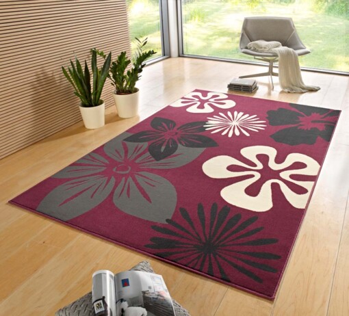 Modern vloerkleed bloemen Flora - paars - sfeer