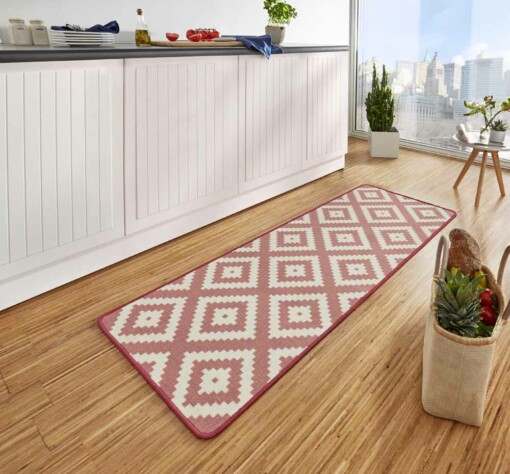 Moderne keukenloper ruiten Diamond - roze/crème - sfeer