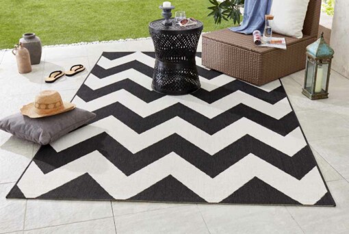 Binnen & buiten vloerkleed zigzag Unique - zwart - sfeer
