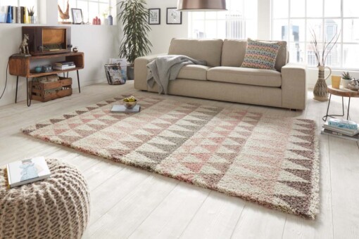Hoogpolig vloerkleed Triangle - roze/crème - sfeer