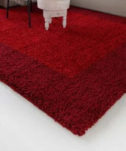 Hoogpolig vloerkleed shaggy Trend lijstmotief - rood - close up hoek