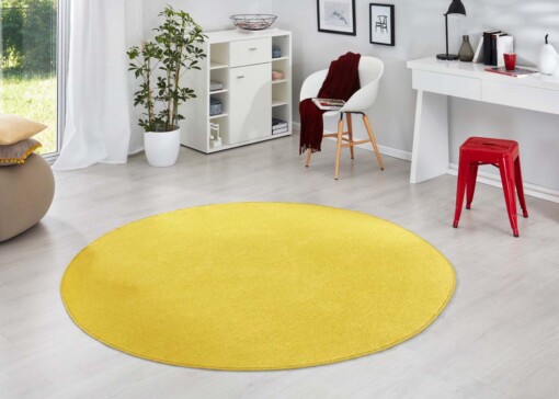 Modern effen vloerkleed rond Fancy - geel - sfeer