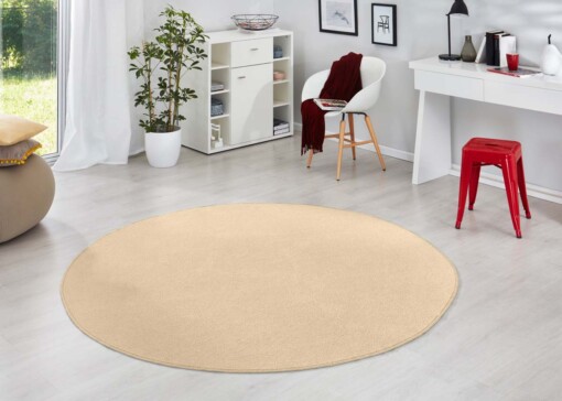 Modern effen vloerkleed rond Fancy - beige - sfeer