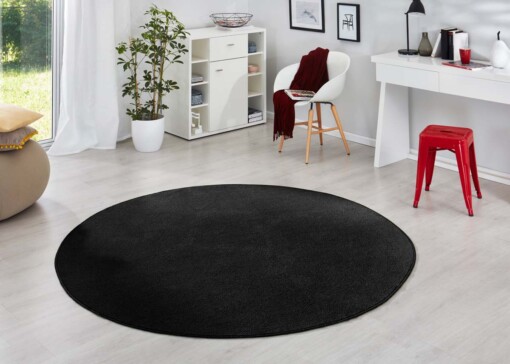Modern effen vloerkleed rond Fancy - zwart - sfeer