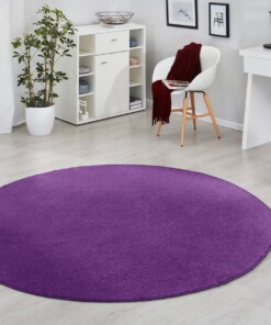 Modern effen vloerkleed rond Fancy - paars - sfeer