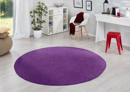 Modern effen vloerkleed rond Fancy - paars - sfeer