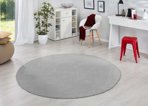 Modern effen vloerkleed rond Fancy - lichtgrijs - sfeer