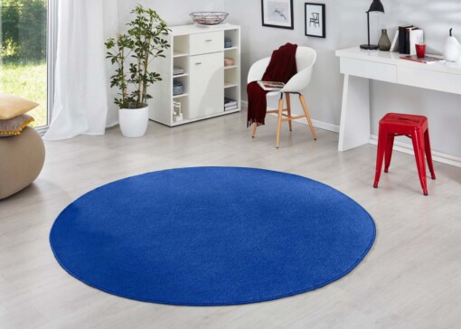Modern effen vloerkleed rond Fancy - blauw - sfeer