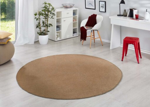 Modern effen vloerkleed rond Fancy - bruin - sfeer