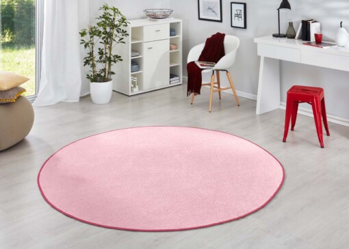 Modern effen vloerkleed rond Fancy - lichtroze - sfeer