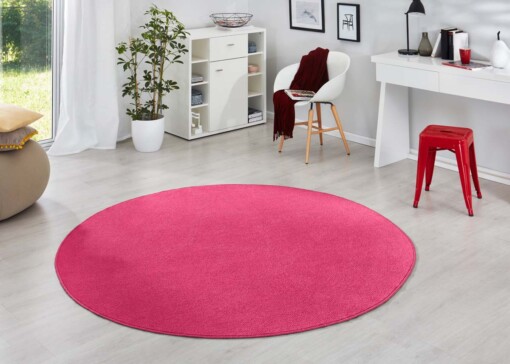 Modern effen vloerkleed rond Fancy - roze - sfeer