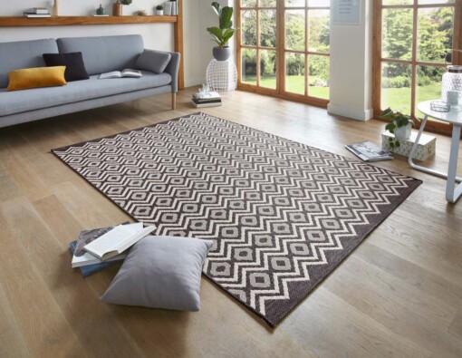 Scandinavisch vloerkleed Sky - zwart - sfeer