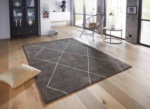 Scandinavisch vloerkleed Massy Elle Decoration - donkergrijs/crème - sfeer