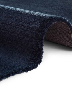 Design vloerkleed Loos Elle Decoration - donkerblauw - close up, thumbnail