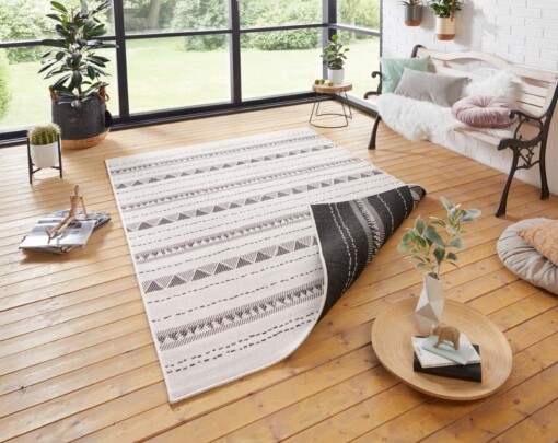 Binnen & buiten vloerkleed Bahama's - zwart/crème - sfeer