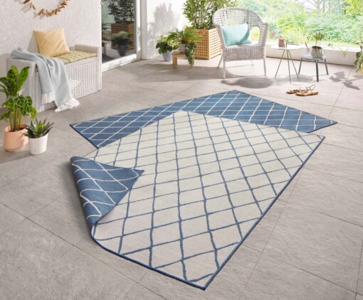 Binnen & buiten vloerkleed ruiten Malaga - blauw/crème - sfeer
