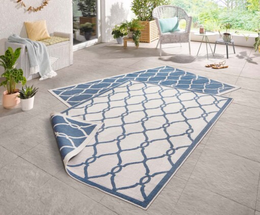 Binnen & buiten vloerkleed Rimini - blauw/crème - sfeer