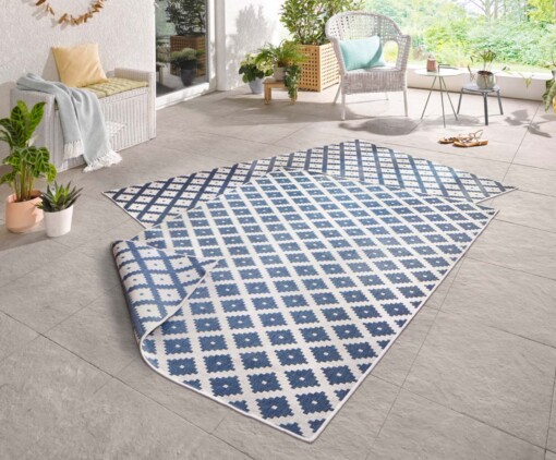 Binnen & buiten vloerkleed ruiten Nizza - blauw/crème - sfeer