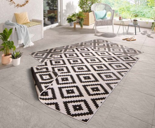Binnen & buiten vloerkleed ruiten Malta - zwart/crème - sfeer