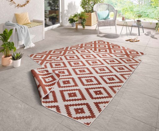 Binnen & buiten vloerkleed ruiten Malta - terracotta/crème - sfeer