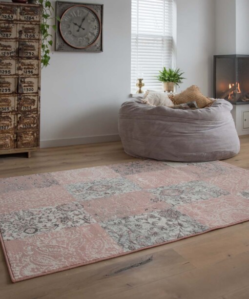 Patchwork vloerkleed factum Joy de Vivre - roze - sfeer