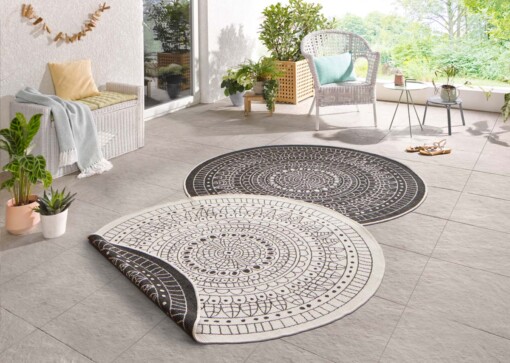 Rond binnen & buiten vloerkleed Porto - zwart/crème - sfeer
