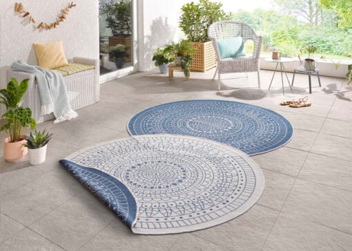 Rond binnen & buiten vloerkleed Porto - blauw/crème - sfeer