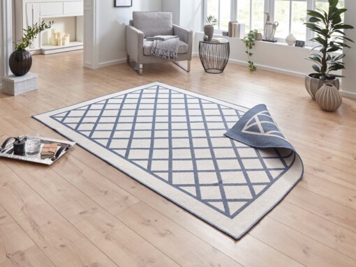 Binnen & buiten vloerkleed ruiten Sydney - blauw/crème - sfeer