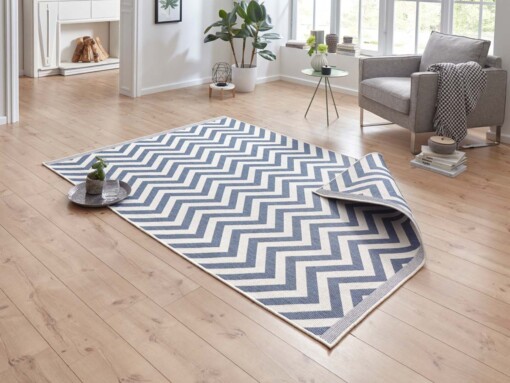 Binnen & buiten vloerkleed zigzag Palma - blauw/crème - sfeer