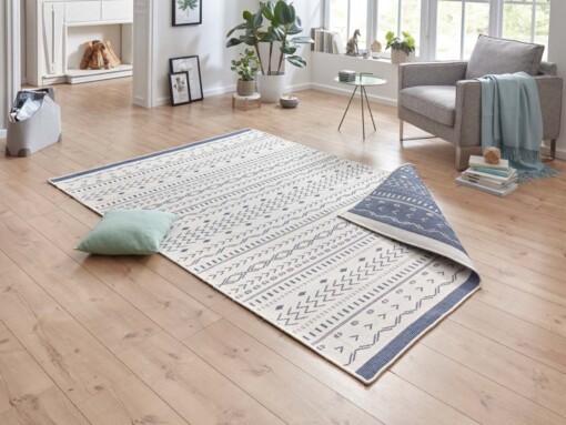 Binnen & buiten vloerkleed Kuba - blauw/crème - sfeer
