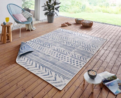 Binnen & Buiten vloerkleed Biri - blauw/crème - sfeer