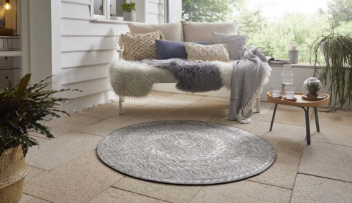 Binnen & buiten vloerkleed rond Almendro - lichtgrijs - sfeer