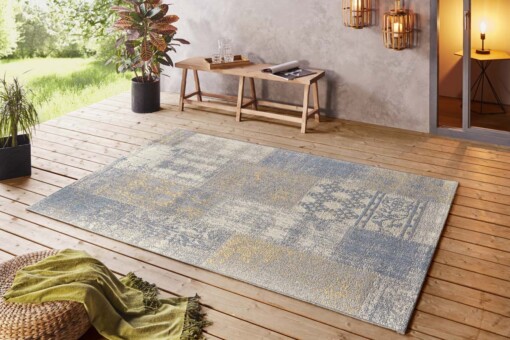 Binnen & buiten vloerkleed patchwork Symi - goud/grijs - sfeer