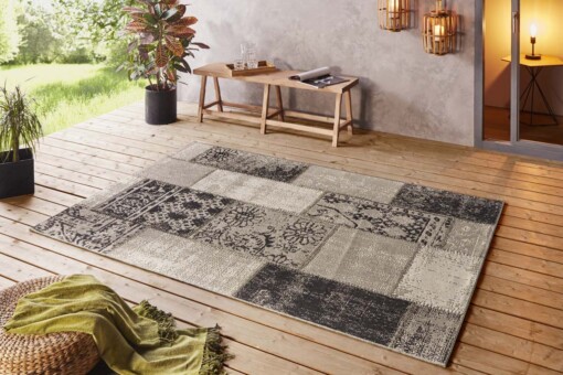 Binnen & buiten vloerkleed patchwork Symi - zwart/taupe - sfeer