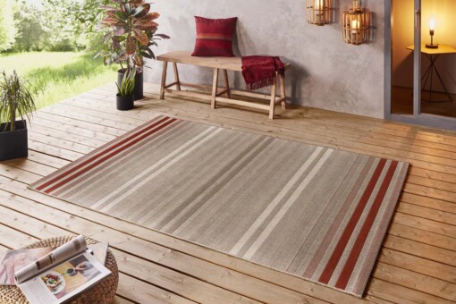 Binnen & buiten vloerkleed strepen Paros - rood/grijs - sfeer