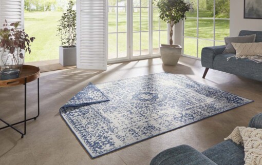 Binnen & buiten vloerkleed Danao - blauw/crème - sfeer