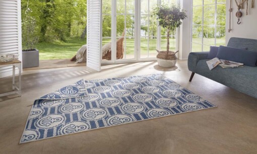 Binnen & buiten vloerkleed Carigara - blauw/crème - sfeer