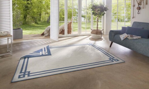 Binnen & buiten vloerkleed Manito - blauw/crème - sfeer
