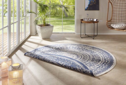 Rond binnen & buiten vloerkleed Rosica - blauw/crème - sfeer