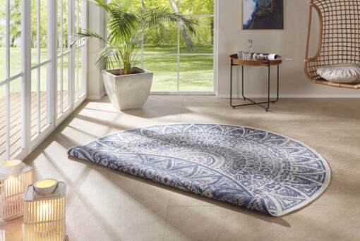 Rond binnen & buiten vloerkleed Lilja - blauw/crème - sfeer