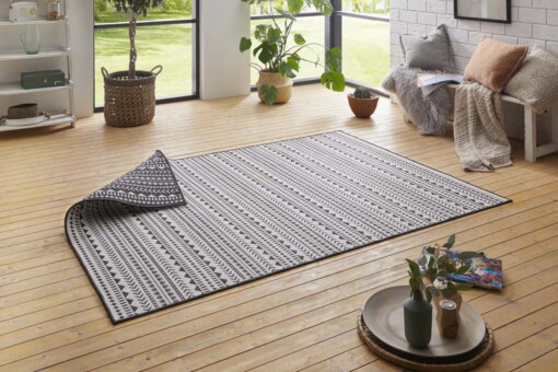 Binnen & buiten vloerkleed Pytha - zwart - sfeer