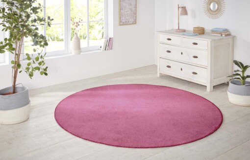 Modern effen vloerkleed rond Nasty - roze - sfeer