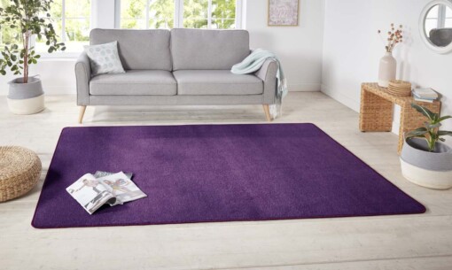 Modern effen vloerkleed Nasty - lila - sfeer