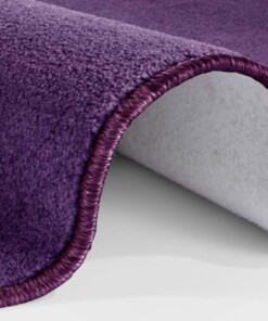 Modern effen vloerkleed rond Nasty - lila - close up, thumbnail