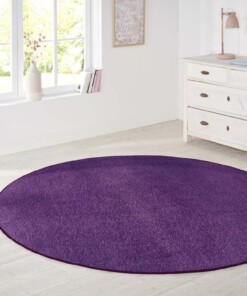 Modern effen vloerkleed rond Nasty - lila - sfeer