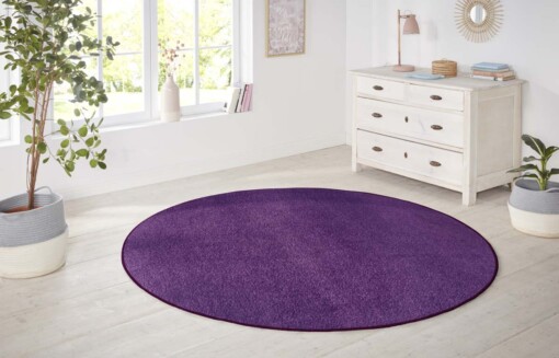 Modern effen vloerkleed rond Nasty - lila - sfeer