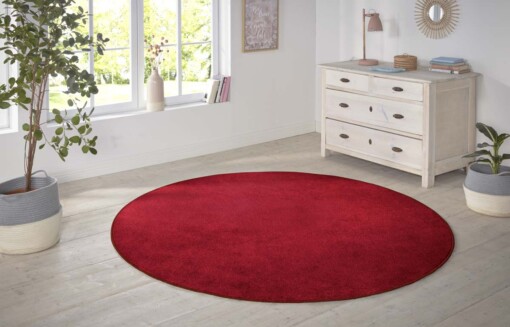 Modern effen vloerkleed rond Nasty - rood - sfeer