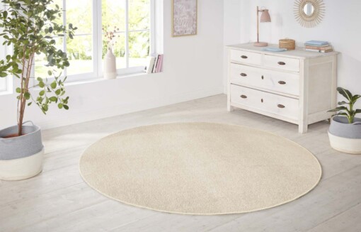 Modern effen vloerkleed rond Nasty - crème - sfeer