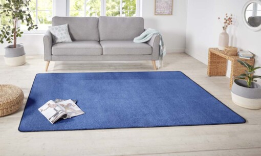 Modern effen vloerkleed Nasty - blauw - sfeer