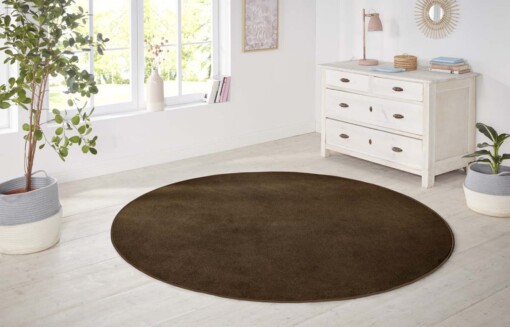 Modern effen vloerkleed rond Nasty - bruin - sfeer